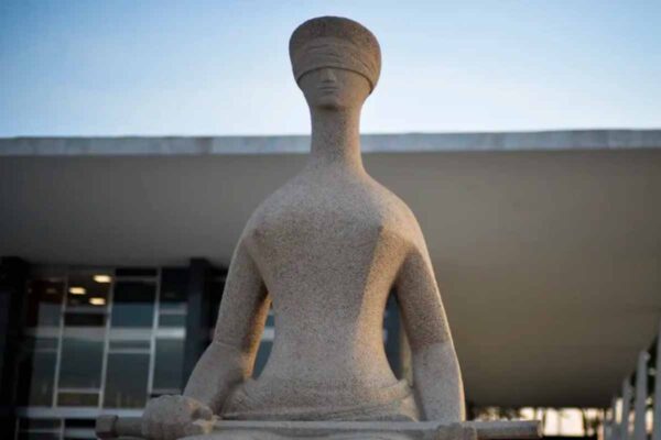 STF decide se mantém suspensão de penduricalhos acima do teto salarial determinada por Flávio Dino