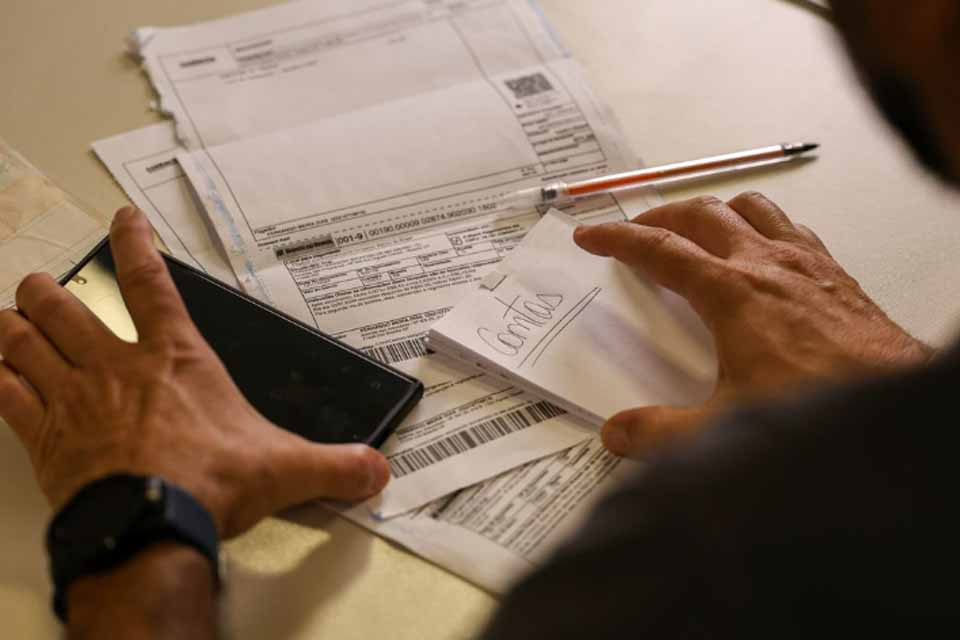 <div style="
                font-size: 18px;
                font-weight: bold;
                color: #0073aa;
                margin-bottom: 5px;
                text-transform: uppercase;
            ">REAJUSTE SALARIAL</div>Novo salário mínimo de R$ 1.621 entra em vigor e altera valores do INSS, seguro-desemprego e contribuições