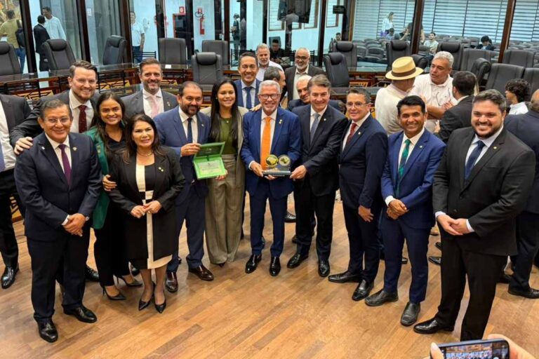 Deputada Dra. Taíssa acompanha posse da nova Mesa Diretora do Parlamento Amazônico em Rio Branco