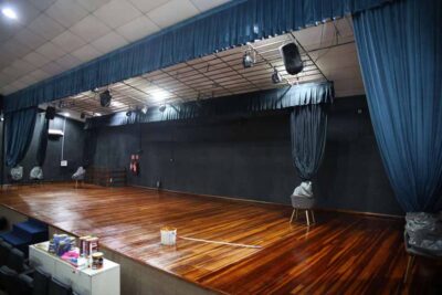 Teatro Banzeiros reabre com nova cortina motorizada após parceria entre Prefeitura de Porto Velho e TJ/RO