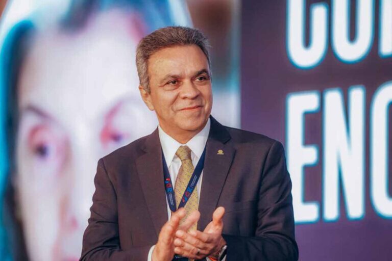Conselheiro do TCE-RO é homenageado por universidade dos EUA por atuação no controle externo