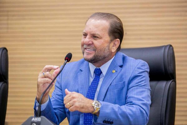 Emenda de Cirone Deiró garante caminhão de R$ 600 mil para associação rural na Linha 12, em Cacoal