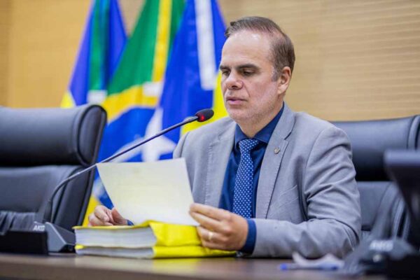 Alan Queiroz destina R$ 1,4 milhão para compra de medicamentos e reforça farmácia básica em Pimenta Bueno