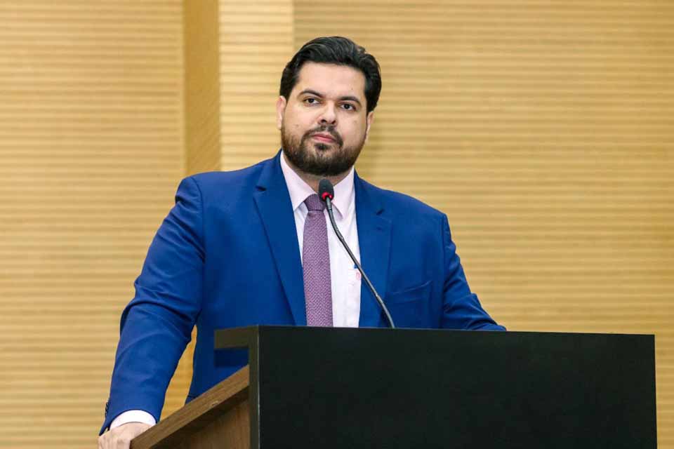 <div style="
                font-size: 18px;
                font-weight: bold;
                color: #0073aa;
                margin-bottom: 5px;
                text-transform: uppercase;
            ">INFRAESTRUTURA RURAL</div>R$ 3 milhões já estão na conta da Prefeitura para recuperar estradas rurais de Alta Floresta D’Oeste