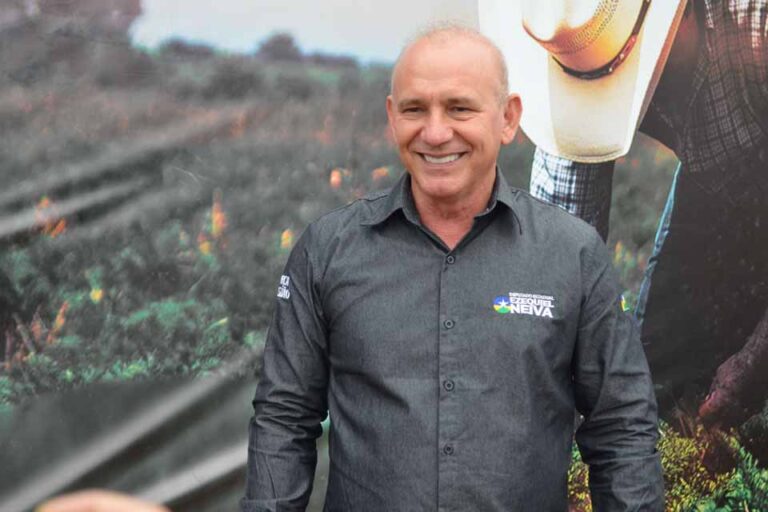 Trator viabilizado por emenda de Ezequiel Neiva impulsiona safra recorde e fortalece agricultura familiar em Colorado do Oeste