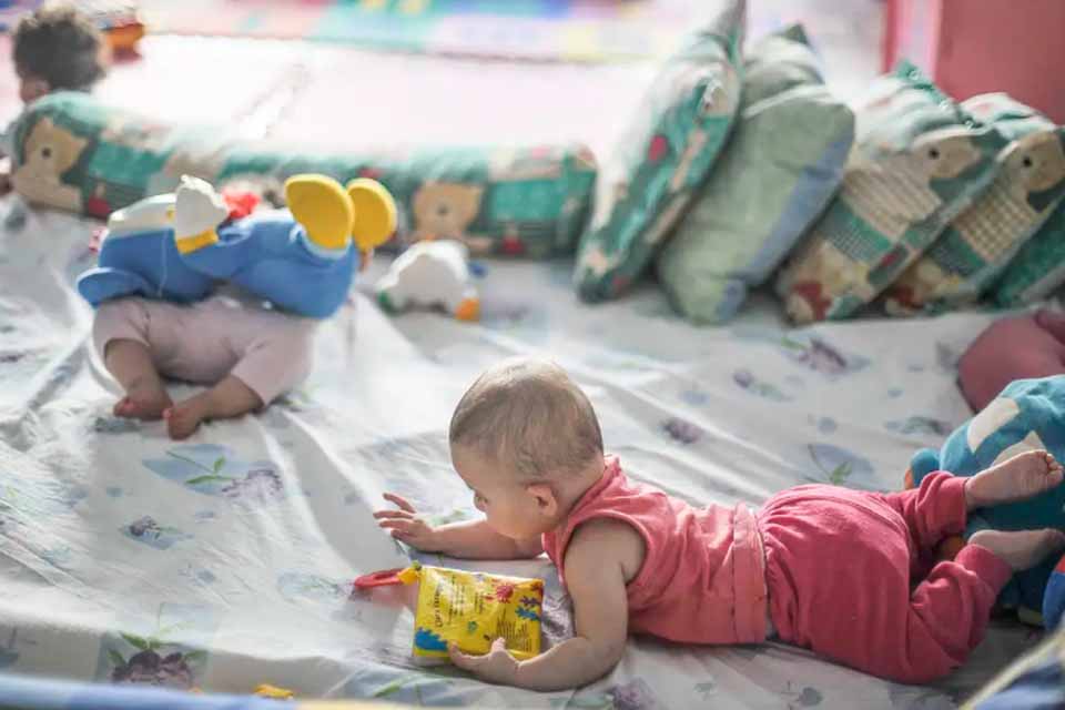 <div style="
                font-size: 18px;
                font-weight: bold;
                color: #0073aa;
                margin-bottom: 5px;
                text-transform: uppercase;
            ">POBREZA INFANTIL</div>Pesquisa aponta impacto da pobreza no desenvolvimento motor de bebês a partir dos 6 meses