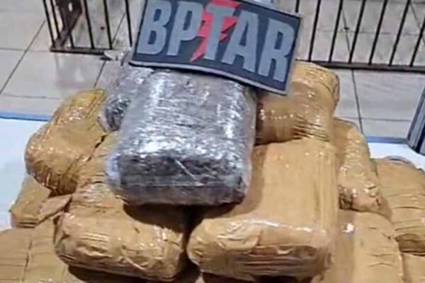 Adolescente é apreendida com 20 kg de maconha na BR-364 e diz que receberia R$ 700 por pacote