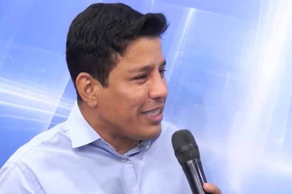 Adaílton Fúria usa entrevista para reforçar alinhamento com Jair Bolsonaro e projetar discurso eleitoral para 2026