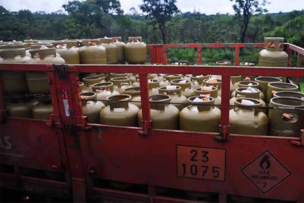 Lei do Gás do Povo é sancionada e garante recarga gratuita de botijão a famílias do CadÚnico