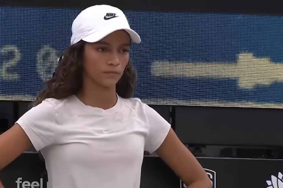 <div style="
                font-size: 18px;
                font-weight: bold;
                color: #0073aa;
                margin-bottom: 5px;
                text-transform: uppercase;
            ">ESPORTE</div>Rayssa Leal assume liderança da temporada ao vencer etapa de abertura da SLS em Sydney