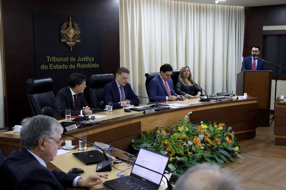 <div style="
                font-size: 18px;
                font-weight: bold;
                color: #0073aa;
                margin-bottom: 5px;
                text-transform: uppercase;
            ">SOLENIDADE NO TJRO</div>Desembargador Miguel Mônico Neto se aposenta após trajetória no MPRO e no TJRO