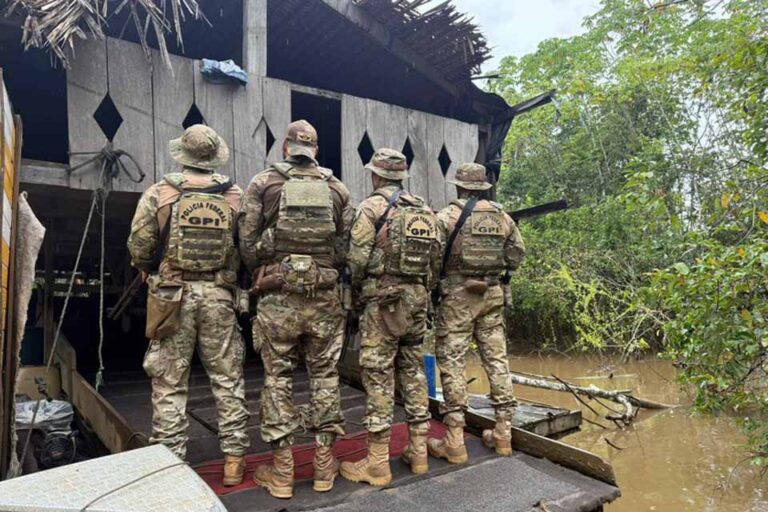 PF inutiliza 29 embarcações em operação contra garimpo ilegal no Rio Madeira, em Porto Velho