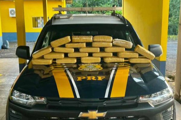 PRF apreende cerca de 21 kg de maconha em ônibus na BR-364, em Pimenta Bueno