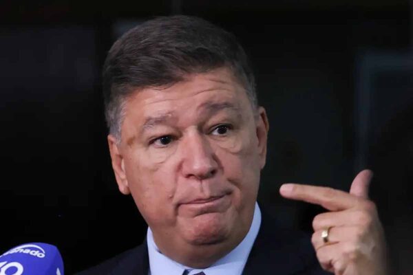 Flávio Dino dá 5 dias para senador explicar repasse de R$ 3,6 milhões à Fundação ligada à Lagoinha