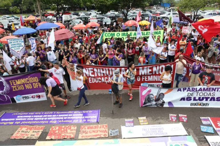 Manifestação do 8 de Março em Brasília cobra combate ao feminicídio, critica escala 6x1 e questiona governo do DF