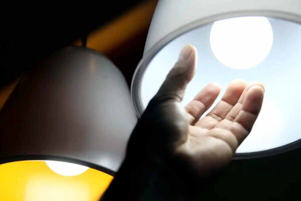 Conta de luz segue sem taxa extra em abril com manutenção da bandeira verde, anuncia Aneel