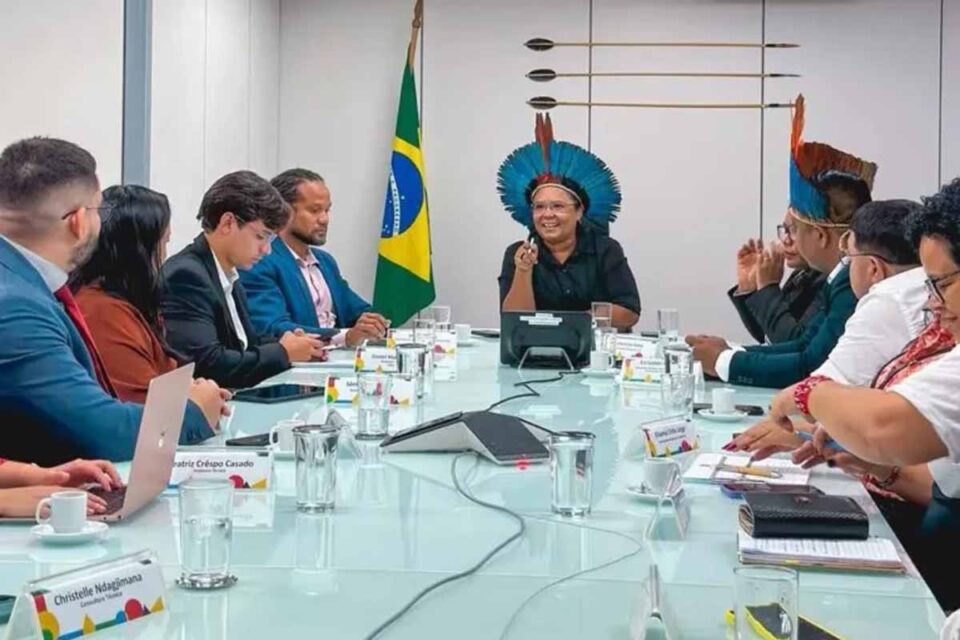 <div style="
                font-size: 18px;
                font-weight: bold;
                color: #0073aa;
                margin-bottom: 5px;
                text-transform: uppercase;
            ">ALINHAMENTO</div>Rondônia participa de agendas nacionais em Brasília para fortalecer políticas públicas voltadas aos povos indígenas