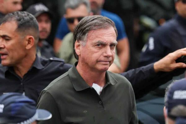Bolsonaro é internado na UTI com broncopneumonia bacteriana bilateral em hospital de Brasília