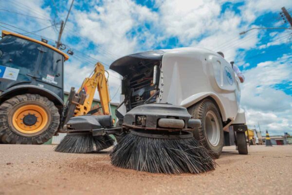 Prefeitura intensifica limpeza urbana e mobiliza equipes mecanizadas em diferentes pontos de Porto Velho
