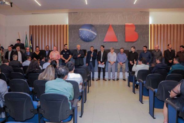 Cássio Gois recebe Diploma de Honra ao Mérito durante posse da nova diretoria da ACI em Cacoal