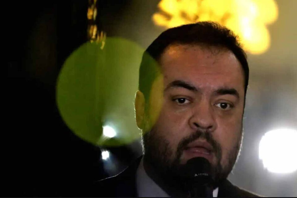 <div style="
                font-size: 18px;
                font-weight: bold;
                color: #0073aa;
                margin-bottom: 5px;
                text-transform: uppercase;
            ">INELEGIBILIDADE</div>TSE condena Cláudio Castro por abuso de poder e ex-governador fica inelegível até 2030