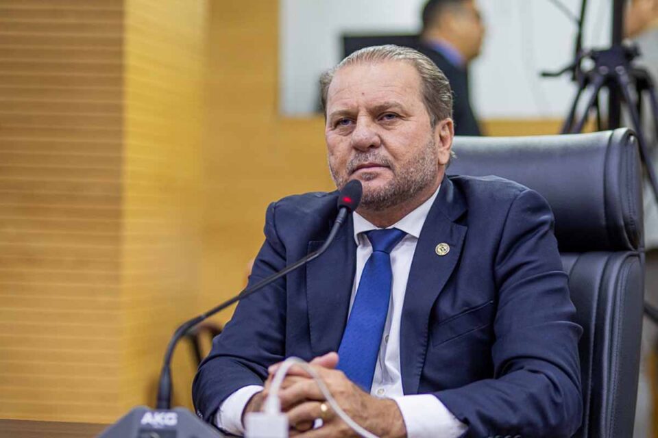 <div style="
                font-size: 18px;
                font-weight: bold;
                color: #0073aa;
                margin-bottom: 5px;
                text-transform: uppercase;
            ">REFORMA DE ESCOLA</div>Cirone Deiró cobra agilidade na reforma da Escola Felipe Camarão em São Felipe