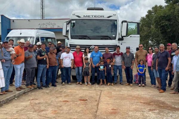 Investimentos de Cirone Deiró garantem caminhão para Mirante da Serra e implementos agrícolas em Rondônia