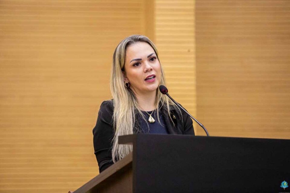 <div style="
                font-size: 18px;
                font-weight: bold;
                color: #0073aa;
                margin-bottom: 5px;
                text-transform: uppercase;
            ">VIOLÊNCIA CONTRA MULHER</div>Cláudia de Jesus defende campanha permanente de combate ao feminicídio em Rondônia