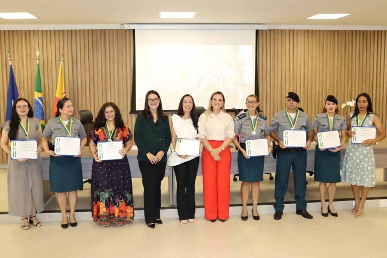 Promotora e policiais militares recebem honrarias da Assembleia Legislativa durante cerimônia em Ji-Paraná