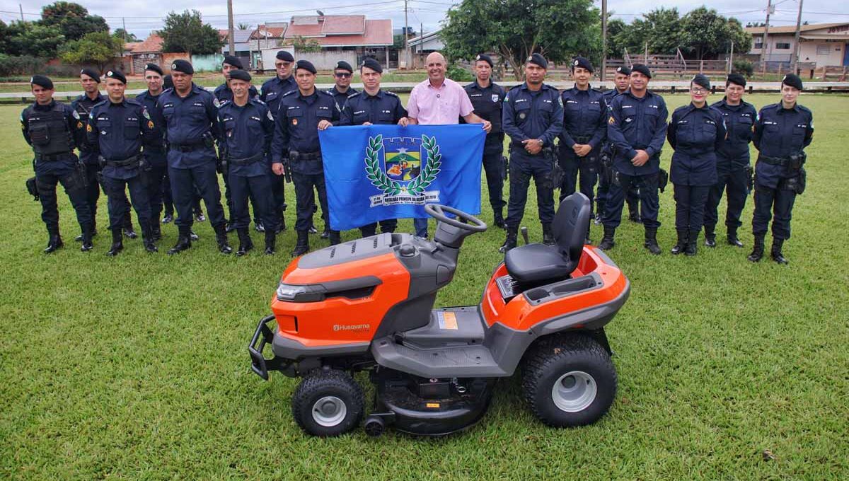 Entrega de trator cortador de grama reforça estrutura do 11º Batalhão da PM em São Miguel do Guaporé