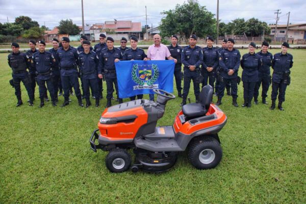 Entrega de trator cortador de grama reforça estrutura do 11º Batalhão da PM em São Miguel do Guaporé