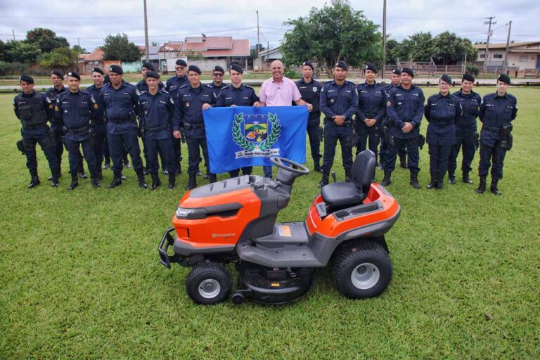 Entrega de trator cortador de grama reforça estrutura do 11º Batalhão da PM em São Miguel do Guaporé