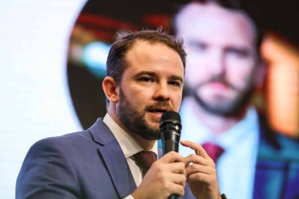 Lula confirma Dario Durigan como novo ministro da Fazenda após saída de Haddad para eleições