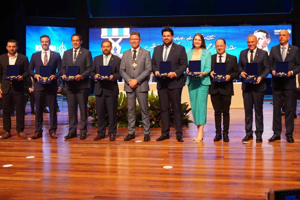 <div style="
                font-size: 18px;
                font-weight: bold;
                color: #0073aa;
                margin-bottom: 5px;
                text-transform: uppercase;
            ">HOMENAGEM OFICIAL</div>Governador Marcos Rocha concede Medalha do Mérito Marechal Rondon a deputados estaduais em Porto Velho