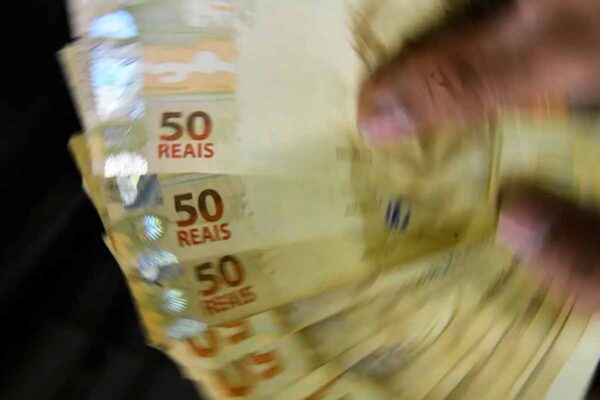 Receita Federal libera R$ 300 milhões em restituições da malha fina do Imposto de Renda