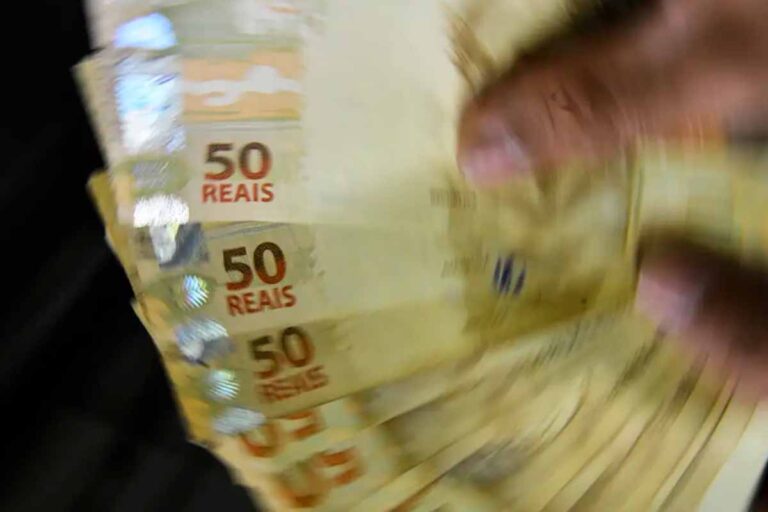 Receita Federal libera R$ 300 milhões em restituições da malha fina do Imposto de Renda