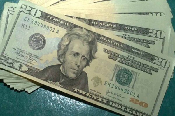 Dólar cai 1,27% na semana e fecha a R$ 5,24 mesmo com tensão no Oriente Médio; bolsa sobe 3%