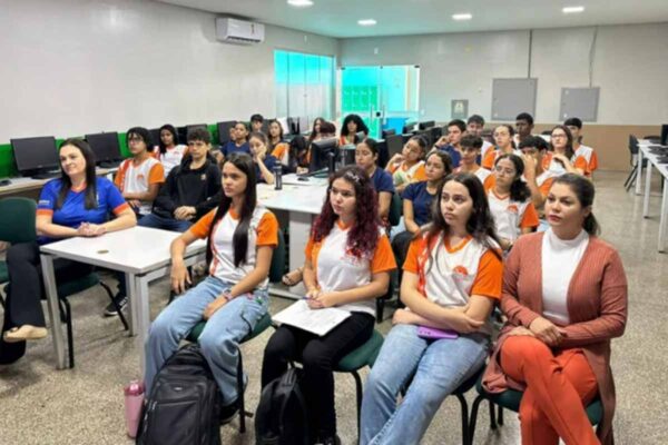 Governo de Rondônia lança caderno para fortalecer grêmios estudantis e ampliar participação dos alunos