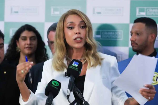 Erika Hilton processa Ratinho após declarações sobre mulheres trans em programa do SBT