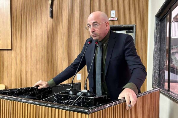 Vereador Gedeão Negreiros solicita à Seminfra instalação de tampa de bueiro em esquina do bairro Flodoaldo Pontes Pinto