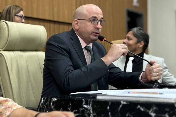 Vereador Gedeão Negreiros cobra tapa-buracos e limpeza urgente em ponto de ônibus no bairro Marcos Freire