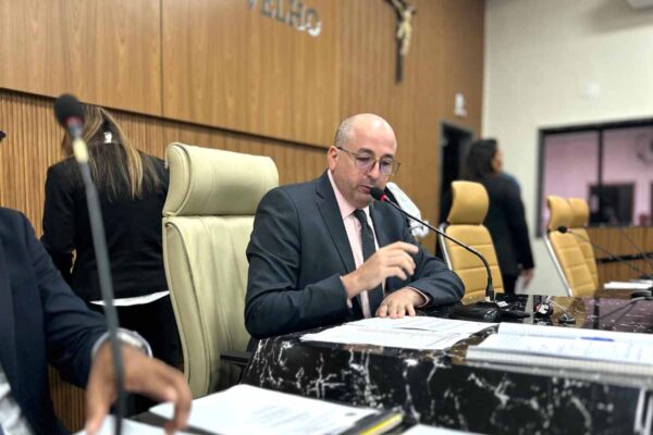 Vereador Gedeão Negreiros cobra limpeza urgente em área de preservação no Bairro Novo Horizonte