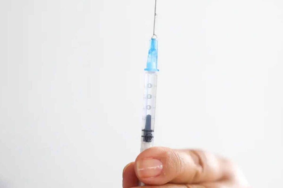 <div style="
                font-size: 18px;
                font-weight: bold;
                color: #0073aa;
                margin-bottom: 5px;
                text-transform: uppercase;
            ">SAÚDE PÚBLICA</div>Cobertura vacinal contra HPV é insuficiente entre adolescentes e deixa milhões expostos no Brasil