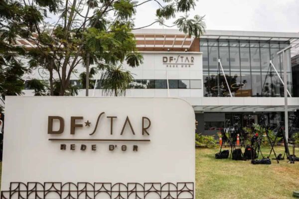 Bolsonaro apresenta melhora da função renal, mas médicos ampliam antibióticos após aumento de inflamação