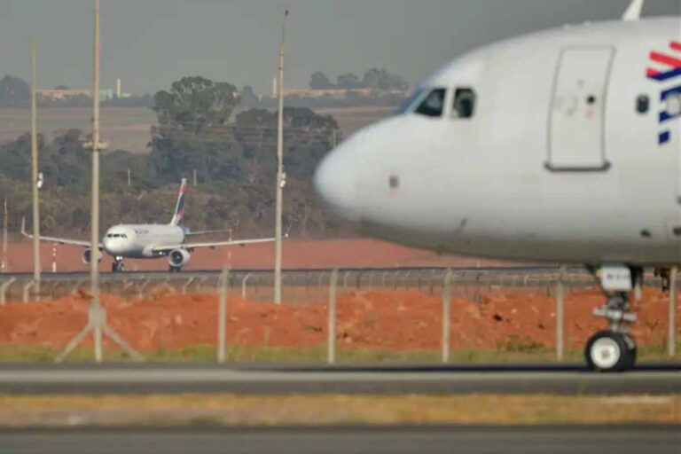 Voo da Latam entre Brasília e Guarulhos é adiado após ameaça de bomba e inspeção da Polícia Federal