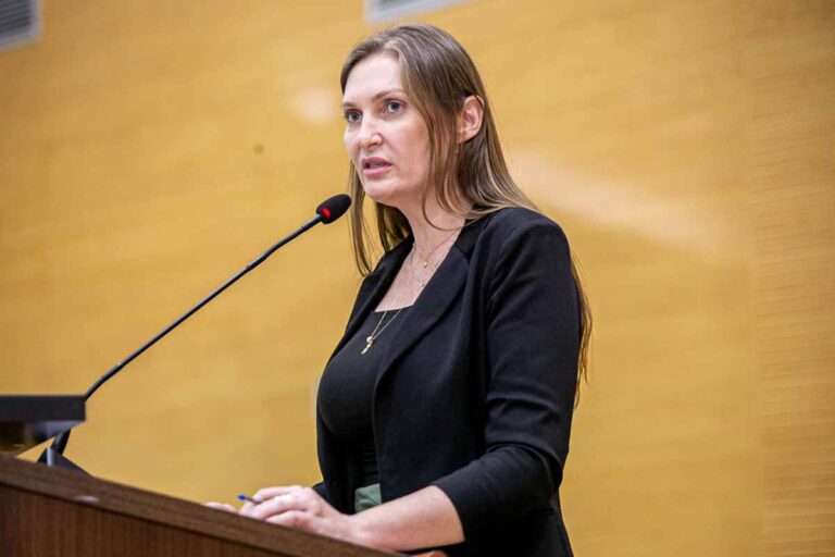 Pimenteiras do Oeste recebe R$ 100 mil para compra de triturador de galhos por emenda da deputada Gislaine Lebrinha