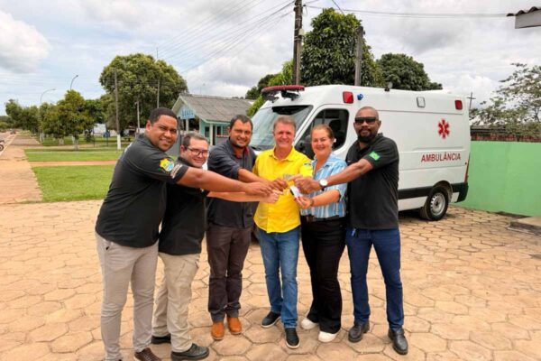 Deputado Luizinho Goebel entrega ambulância para reforçar transporte de pacientes em Pimenteiras do Oeste