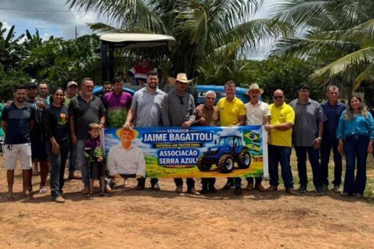 Deputado Luizinho Goebel participa da entrega de trator para associação rural em Nova Brasilândia D’Oeste