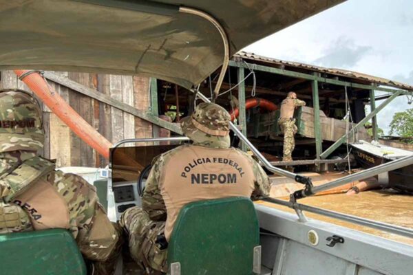 Operação Iterum II inutiliza draga em garimpo ilegal no Rio Madeira, em Rondônia