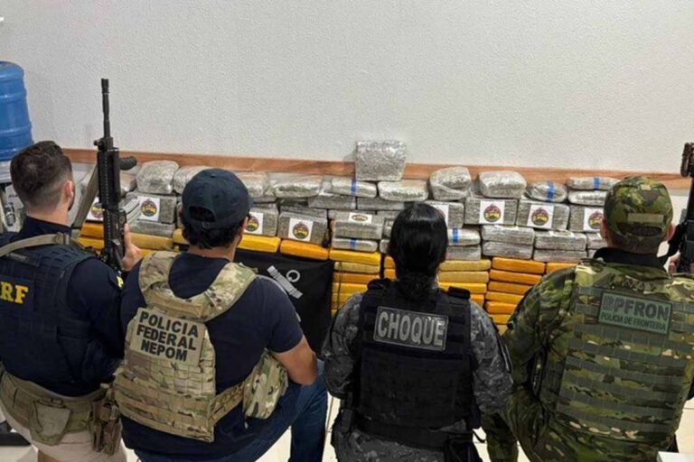 PF apreende mais de 400 kg de drogas e arma durante operação no Rio Madeira em Rondônia